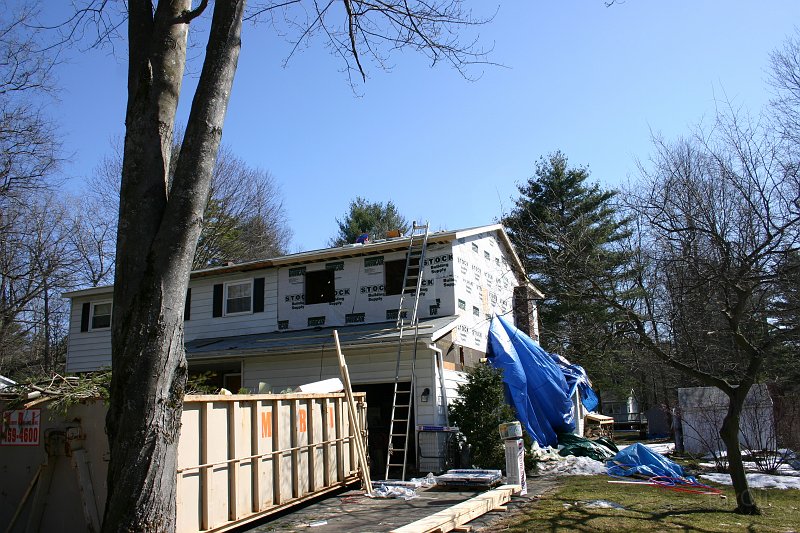 0038.jpg - The roof is put on.